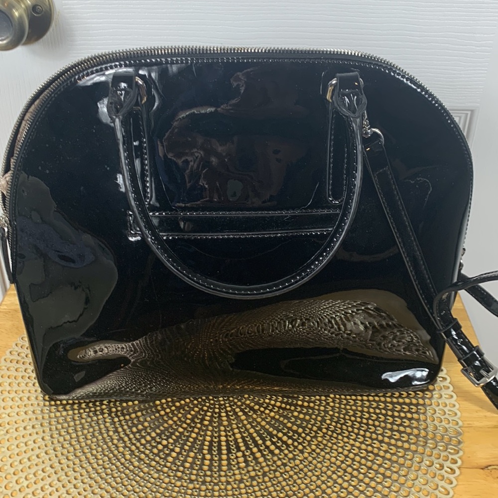 Guess 100 PU black purse zipper for closure.Short and long straps 4 areas inside - Picture 4 of 8